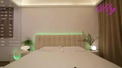 _lillilly_ online show from 09/13/25, 05:29