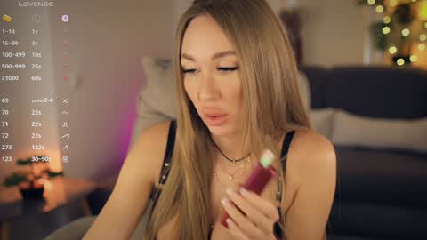 Snapshot of _lovly chatting on 10/27/25, 12:20 Melanie online show from 10/27/25, 12:20