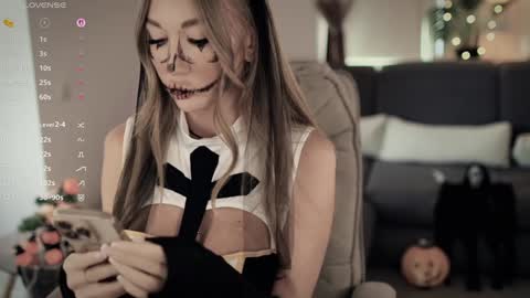 Snapshot of _lovly chatting on 10/31/25, 10:49 Melanie online show from 10/31/25, 10:49