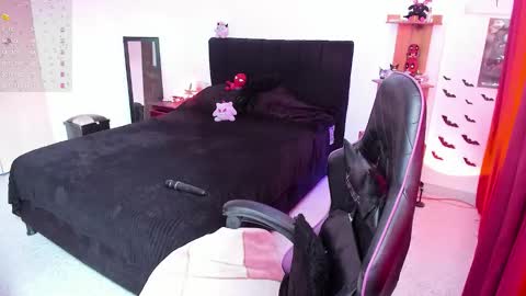 Queen.  Help me reach 100 thumbs up  online show from 02/03/26, 05:18