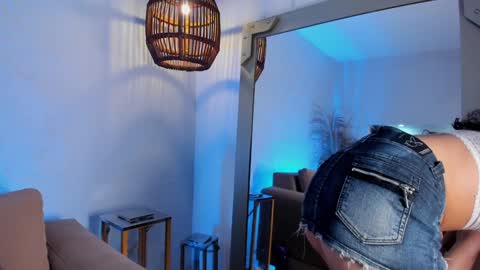 Snapshot of _luna_dupont_ chatting on 01/04/25, 03:39  Luna  online show from 01/04/25, 03:39