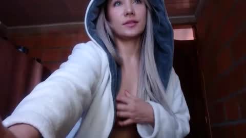 _lunablondie_ online show from 01/15/25, 03:29