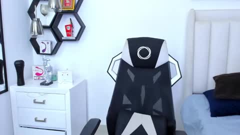 Snapshot of _matthew_santos_ chatting on 02/24/25, 01:24 _matthew_santos_ online show from 02/24/25, 01:24