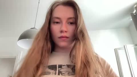 Snapshot of _mavka chatting on 07/17/26, 01:07 Elisa online show from 07/17/26, 01:07