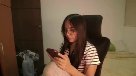 Snapshot of _maxxx1_ chatting on 05/18/26, 04:07 max and abby online show from 05/18/26, 04:07
