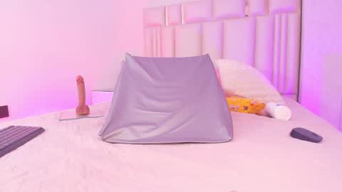 Mia  online show from 03/04/26, 12:11