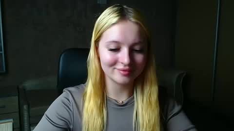 Snapshot of _mila_la_ chatting on 04/29/26, 05:30 Melanie online show from 04/29/26, 05:30