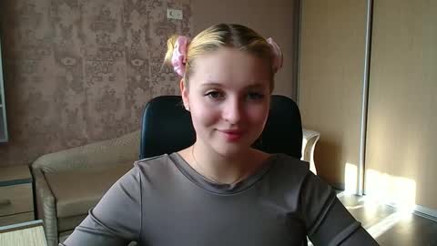Snapshot of _mila_la_ chatting on 05/11/26, 02:45 Melanie online show from 05/11/26, 02:45