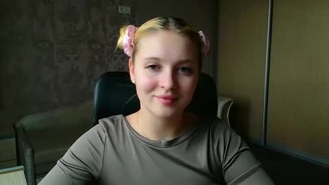 Snapshot of _mila_la_ chatting on 05/11/26, 04:04 Melanie online show from 05/11/26, 04:04