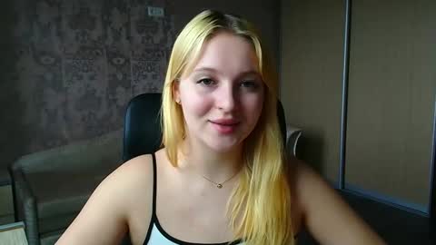 Snapshot of _mila_la_ chatting on 05/13/26, 11:29 Melanie online show from 05/13/26, 11:29
