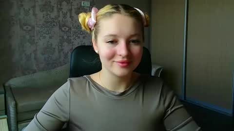 Snapshot of _mila_la_ chatting on 05/16/26, 09:39 Melanie online show from 05/16/26, 09:39