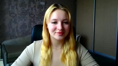 Snapshot of _mila_la_ chatting on 05/20/26, 07:03 Melanie online show from 05/20/26, 07:03