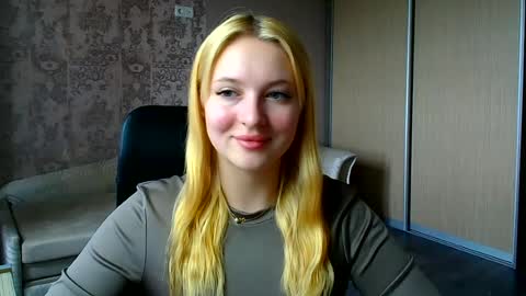 Snapshot of _mila_la_ chatting on 06/19/26, 09:57 Melanie online show from 06/19/26, 09:57