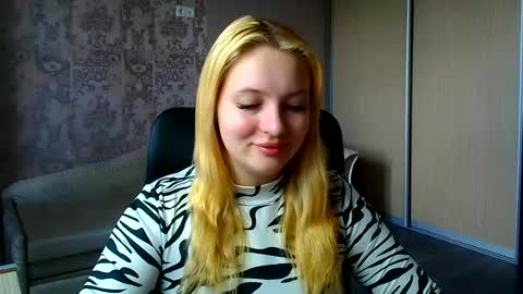 Snapshot of _mila_la_ chatting on 06/20/26, 10:29 Melanie online show from 06/20/26, 10:29