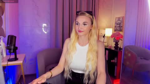 Snapshot of _mila_lux_ chatting on 05/25/26, 08:37 Mila online show from 05/25/26, 08:37