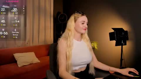 Snapshot of _mila_lux_ chatting on 06/21/26, 08:55 Mila online show from 06/21/26, 08:55