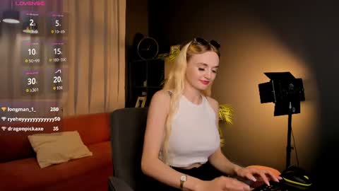 Snapshot of _mila_lux_ chatting on 06/22/26, 03:25 Mila online show from 06/22/26, 03:25