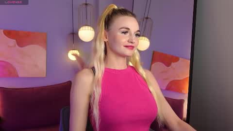 Snapshot of _mila_lux_ chatting on 06/23/26, 08:40 Mila online show from 06/23/26, 08:40