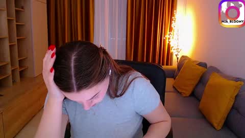 Snapshot of _miss_mia chatting on 04/21/26, 07:03 Mia online show from 04/21/26, 07:03
