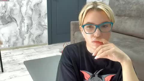 Snapshot of _miss_strawberry_ chatting on 04/27/26, 10:24 Sofia birthday october 29 online show from 04/27/26, 10:24