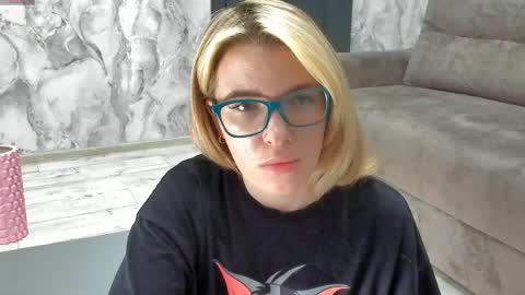 Snapshot of _miss_strawberry_ chatting on 04/28/26, 02:11 Sofia birthday october 29 online show from 04/28/26, 02:11