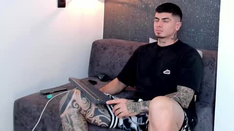 Snapshot of _mrcock_ chatting on 10/04/25, 07:23 _mrcock_ online show from 10/04/25, 07:23