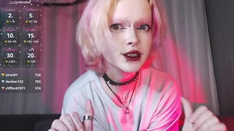 Snapshot of _nicole_meow_ chatting on 11/30/25, 01:31 Nicole online show from 11/30/25, 01:31