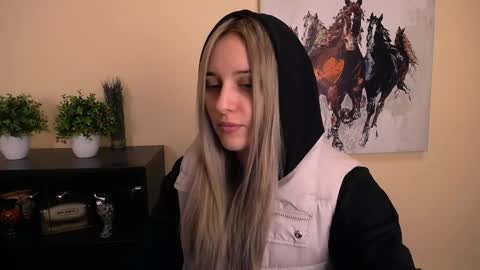 Snapshot of _nicole_new chatting on 04/09/26, 11:15 Nica online show from 04/09/26, 11:15