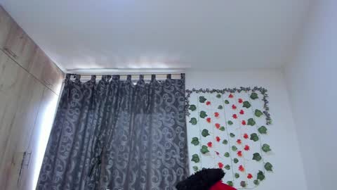 Snapshot of _nicollee chatting on 12/23/24, 01:03 juliana online show from 12/23/24, 01:03