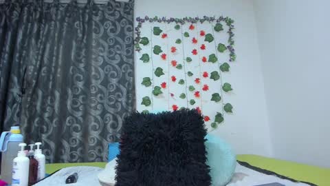 Snapshot of _nicollee chatting on 12/27/24, 09:39 juliana online show from 12/27/24, 09:39