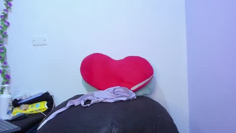 Snapshot of _nicollee chatting on 01/28/25, 01:05 juliana online show from 01/28/25, 01:05