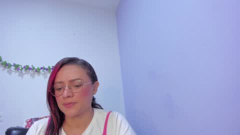 Snapshot of _nicollee chatting on 02/08/25, 12:50 juliana online show from 02/08/25, 12:50