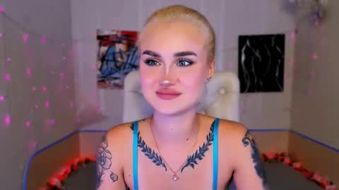 Snapshot of _ravena chatting on 10/19/25, 03:56 _ravena online show from 10/19/25, 03:56