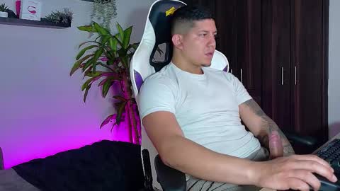 Roberto online show from 11/28/25, 03:58