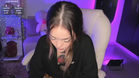 Snapshot of _sabrinamoon chatting on 12/11/24, 05:37 online show from 12/11/24, 05:37