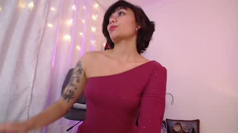 Snapshot of _sensualkitten_ chatting on 01/01/25, 09:39 Laura online show from 01/01/25, 09:39