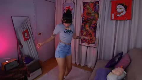 Snapshot of _sensualkitten_ chatting on 07/22/26, 04:15 Laura online show from 07/22/26, 04:15