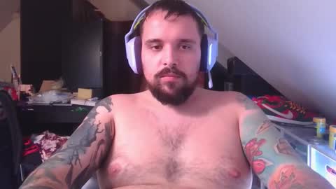 _smiley_bear27 online show from 10/18/25, 08:37