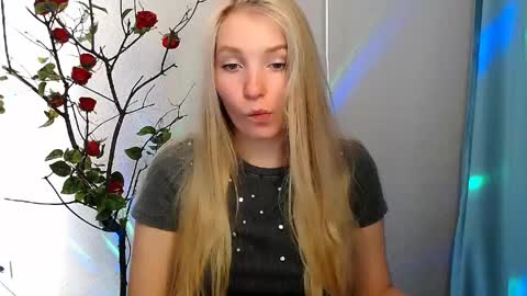 Snapshot of _snow_queen__ chatting on 04/23/26, 01:35 Rachel online show from 04/23/26, 01:35