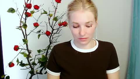 Snapshot of _snow_queen__ chatting on 04/29/26, 01:04 Rachel online show from 04/29/26, 01:04