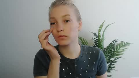 Snapshot of _snow_queen__ chatting on 04/30/26, 07:47 Rachel online show from 04/30/26, 07:47