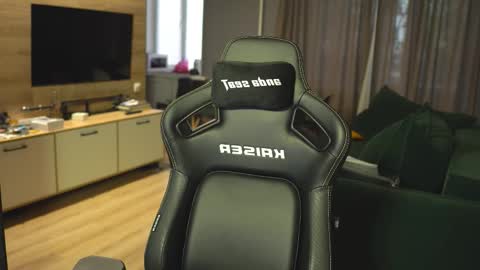 OLIVERpvt is open online show from 09/12/25, 02:17