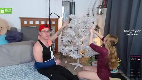 Snapshot of _taylormoon chatting on 12/27/24, 10:59 Link Taylor online show from 12/27/24, 10:59