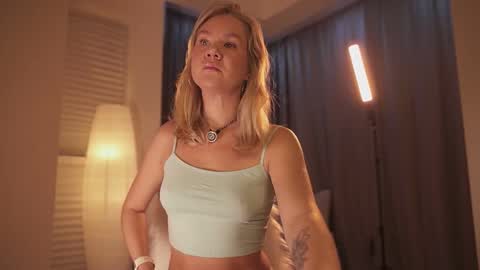 Annie online show from 12/01/25, 01:54