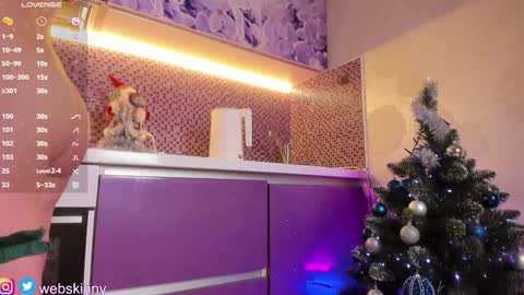 Snapshot of _top_skinny chatting on 12/17/24, 03:28 Julia online show from 12/17/24, 03:28