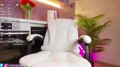 Snapshot of _top_skinny chatting on 03/09/25, 01:04 Julia online show from 03/09/25, 01:04