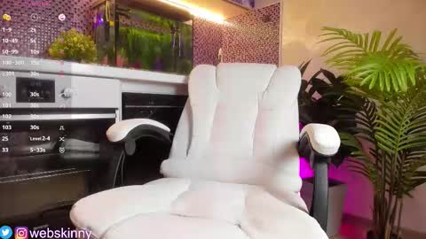 Snapshot of _top_skinny chatting on 09/17/25, 03:30 Julia online show from 09/17/25, 03:30