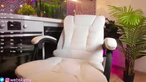 Snapshot of _top_skinny chatting on 09/22/25, 06:59 Julia online show from 09/22/25, 06:59