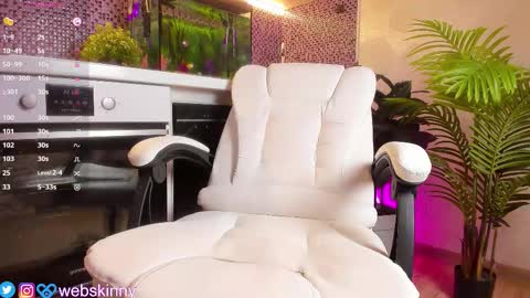 Snapshot of _top_skinny chatting on 09/26/25, 03:32 Julia online show from 09/26/25, 03:32