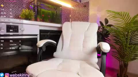 Snapshot of _top_skinny chatting on 11/22/25, 03:11 Julia online show from 11/22/25, 03:11